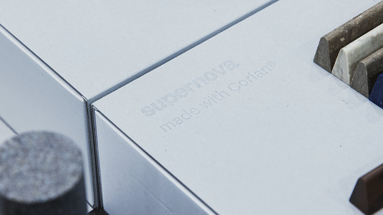 ネーミングの由来：超新星としてのsupernova